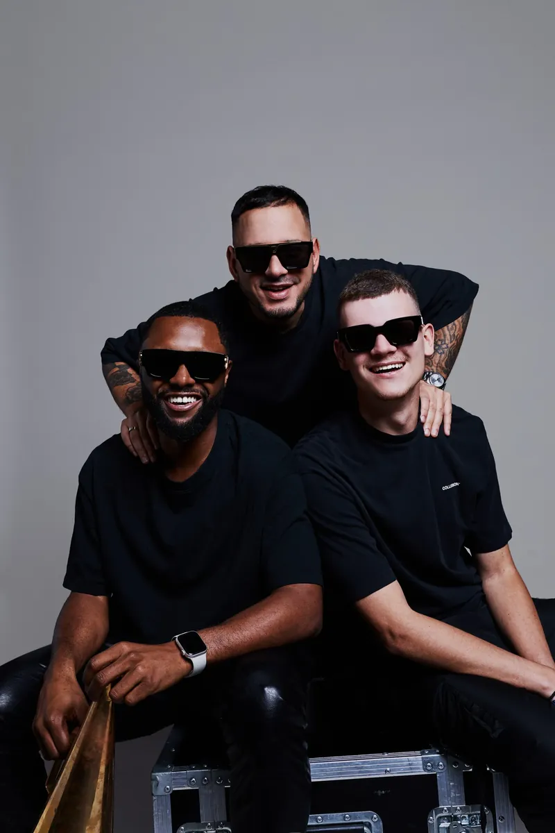 Dj-collectief van vier op een flightcase